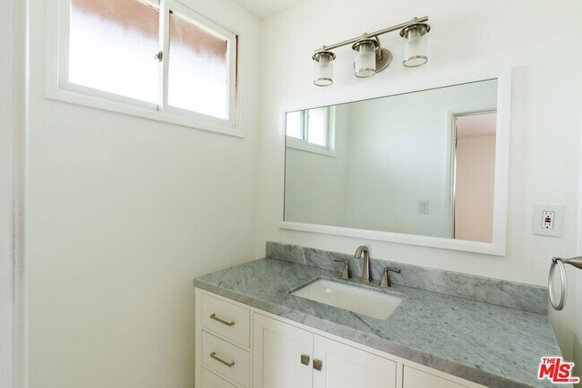 Building Photo - 443 Lomita St