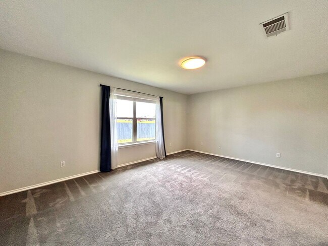 Building Photo - Spacious 4/BR 3/BA One-Level Home with Lar...