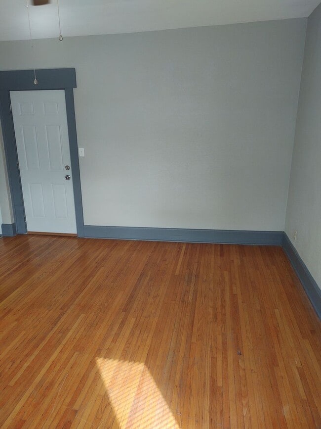 Building Photo - 611 N Perry St