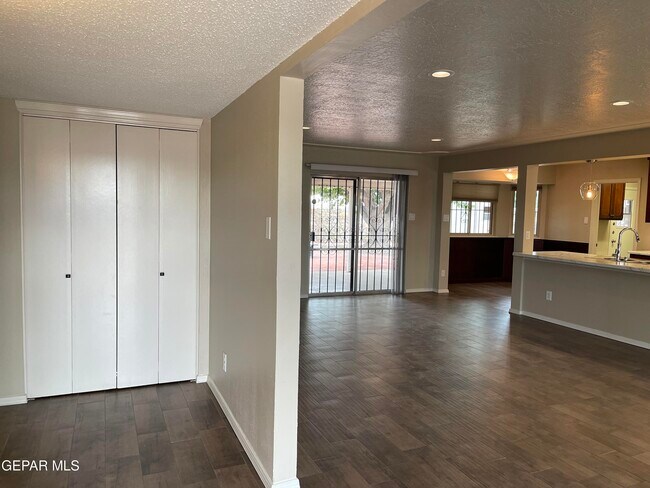 Building Photo - 9220 Lait Dr