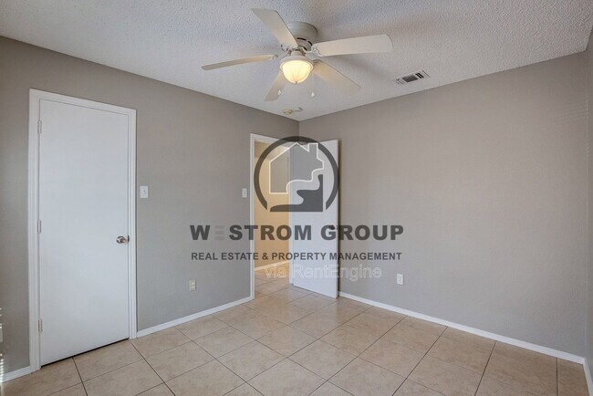 Building Photo - 420 Revolution Ln
