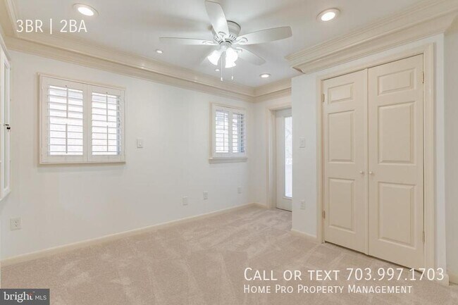 Building Photo - Arlington dulpex, top unit w/bacony overlo...