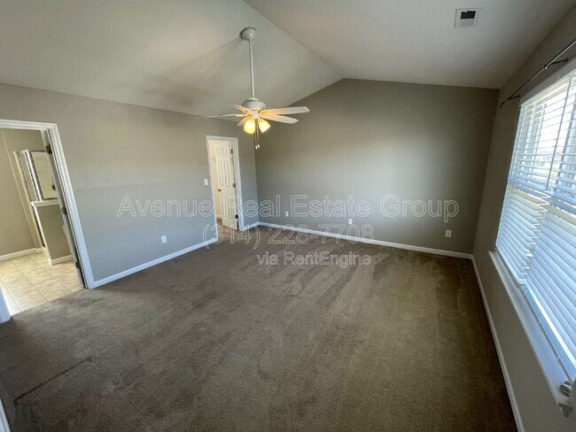 Building Photo - 5533 Emerald Pl Dr
