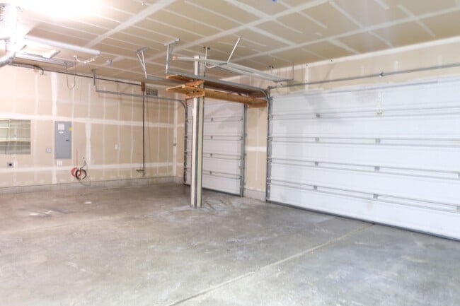 Building Photo - ***REST OF JANUARY FREE***? Your Dream Rental: Large, Serene Home with Fenced Yard?