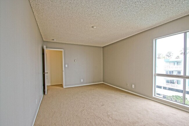Building Photo - 2BR/2BA Condo with Stunning Ocean Views & ...