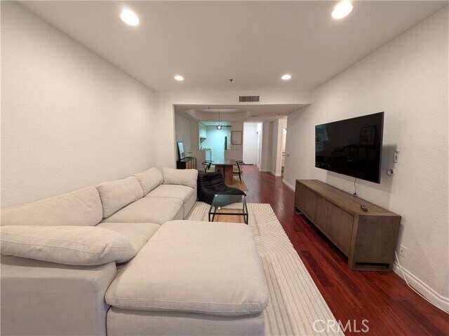 Building Photo - 585 N Rossmore Ave