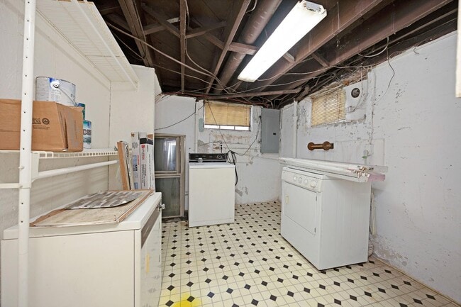 Building Photo - 109 W Poplar St