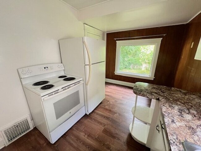 Building Photo - Charming 3 bedroom house