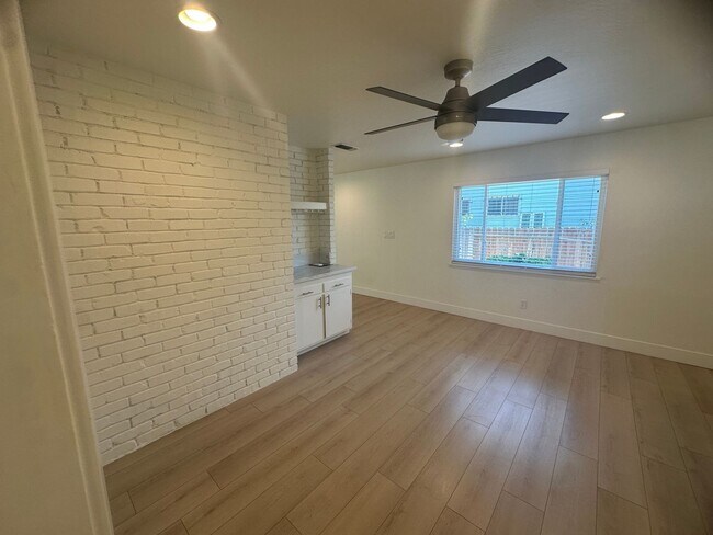 Building Photo - 9101 Rosewood Dr