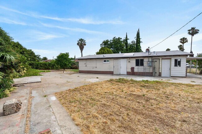Building Photo - Charming 3-Bed Gem in Sacramento