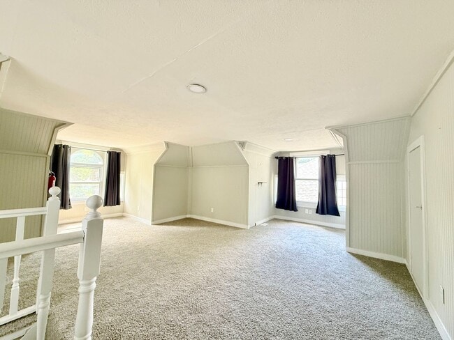 Building Photo - **Hawthorne Place** Pet Friendly 5 Large Bedrooms 2 Full Baths!