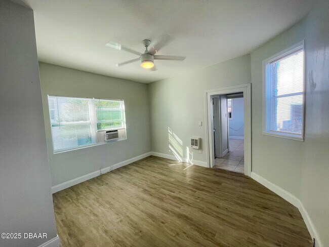 Building Photo - 411 N Oleander Ave