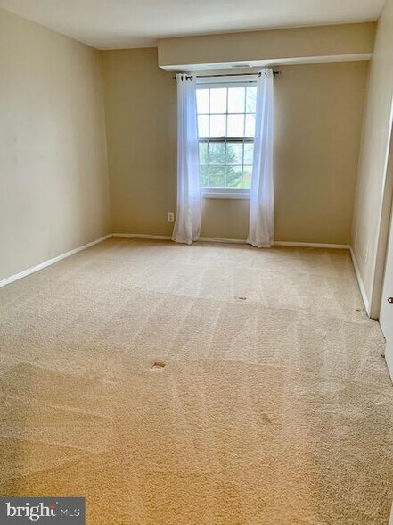 Building Photo - 3945 Lyndhurst Dr