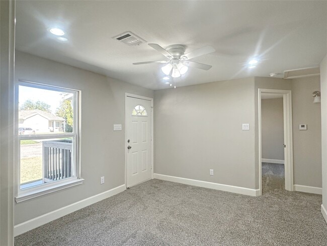 Building Photo - 415 7th Ave N