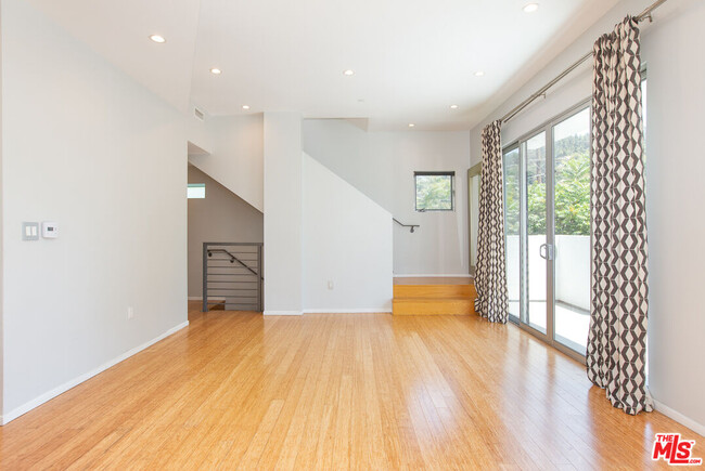 Building Photo - 3907 De Longpre Ave