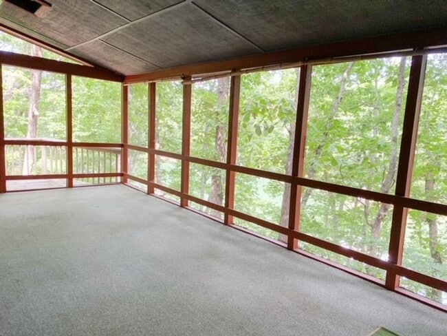 Building Photo - Lake Front Living on Lanier!