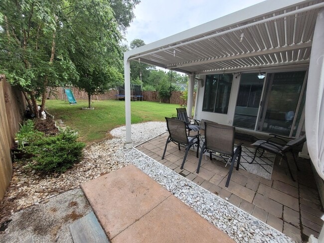 Building Photo - Beautiful 4 Bedroom, 2.5 Bath Home