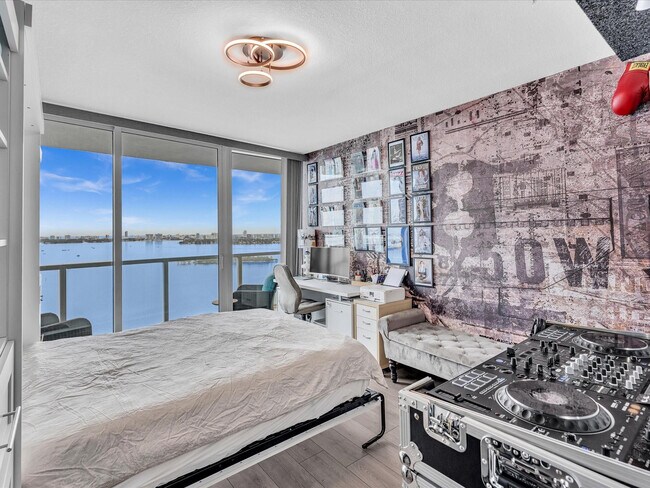 Building Photo - 665 NE 25th St