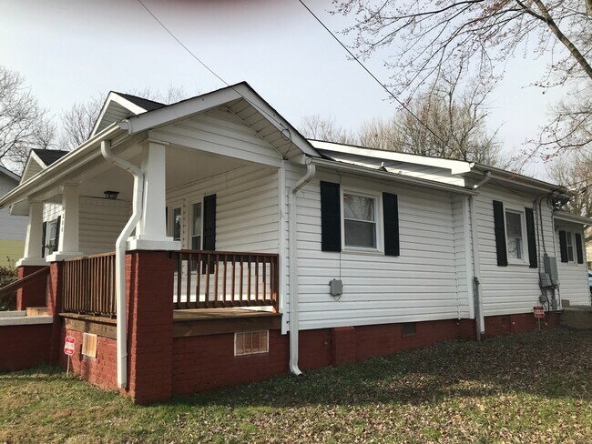 Building Photo - 1800 Longview Dr