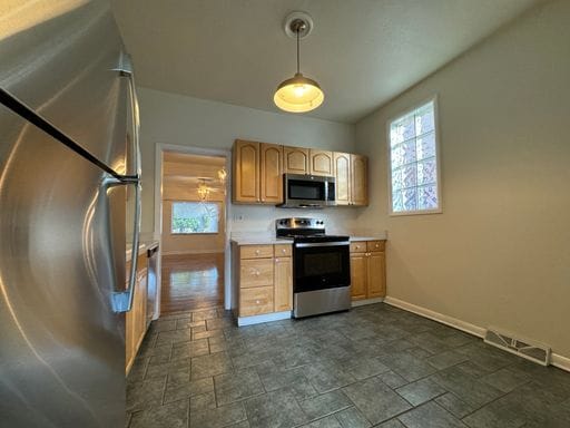 Building Photo - 3 Bedroom 2 Full Bath Plus Office Renovated Victorian Style Family Home Available Mid NOW!