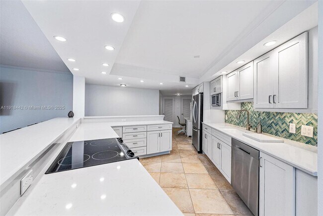 Building Photo - 5420 N Ocean Dr