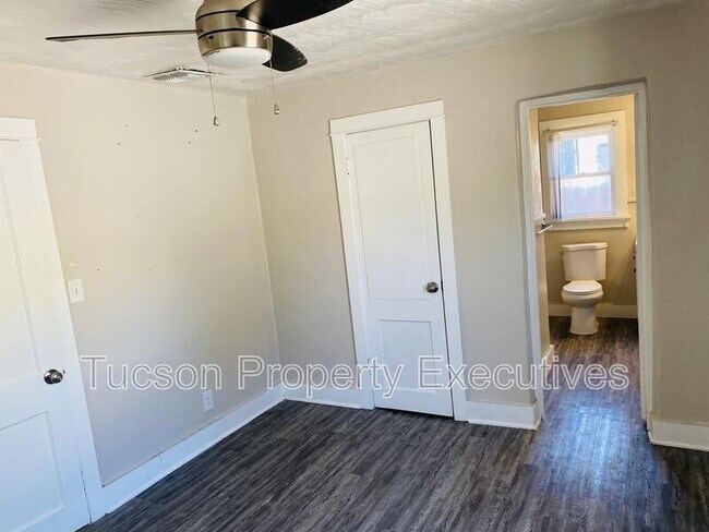 Building Photo - 2632 N Stone Ave