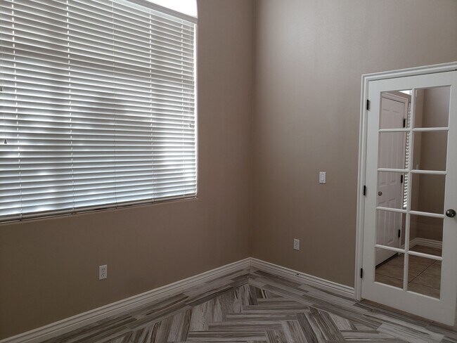 Building Photo - Beautiful 4 bed 2 bath home with 3 car gar...
