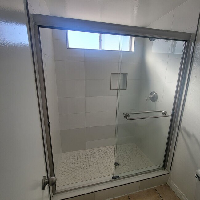 Building Photo - 2 BEDROOM CONDO UNIT IN THE WEST LA AREA 646 481 4404