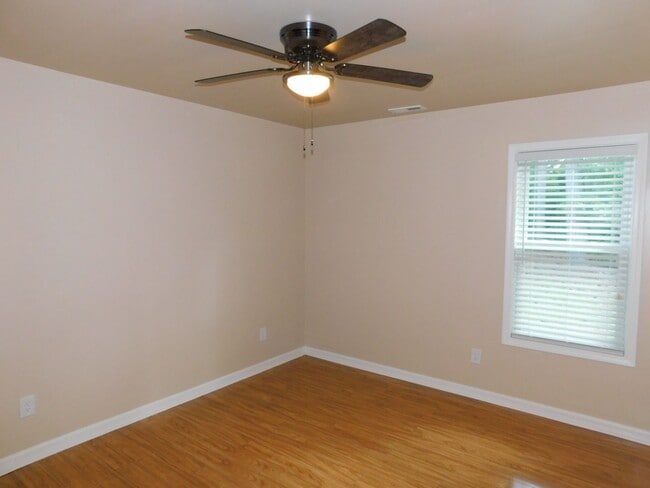 Building Photo - REMODLED