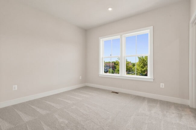Building Photo - 625 Lipizzan Dr SW