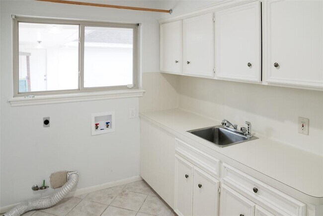 Building Photo - 16611 Brenton Oaks Dr