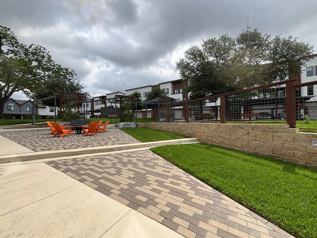 Building Photo - Gorgeous 2 Story Townhome in the Heart of ...