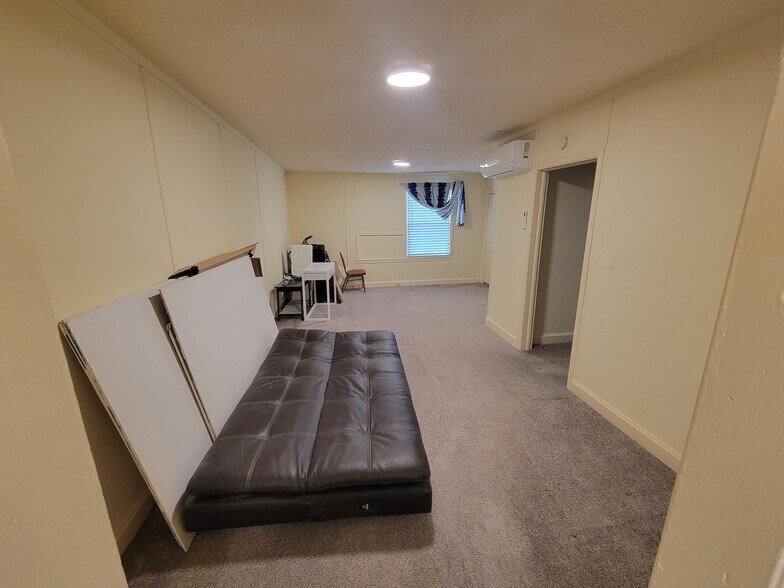 Building Photo - 640 Rowan Dr