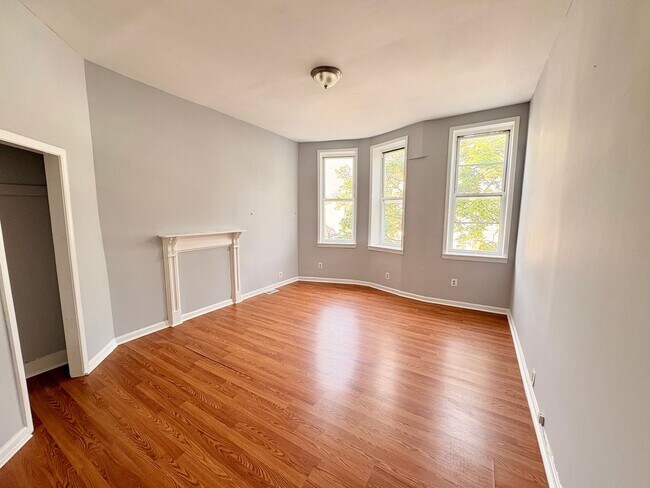 Building Photo - Charming 3-Bedroom Townhome with Classic C...