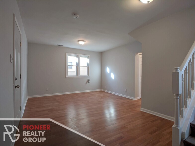 Building Photo - 1520 W Melrose St