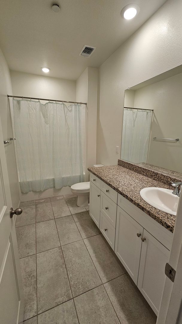 Building Photo - Modern 4 Bedroom Home in City in the Hills