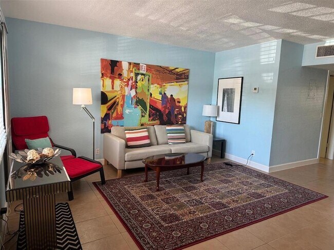 Building Photo - 2607 NE 8th Ave