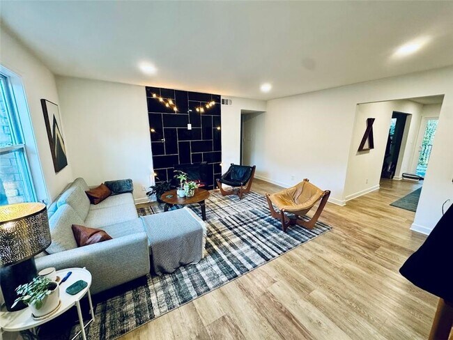 Building Photo - 275 Winding River Dr