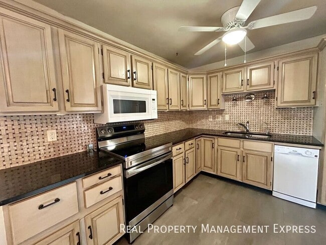 Building Photo - Modern 2 Bedroom + Den, 2 Bath House