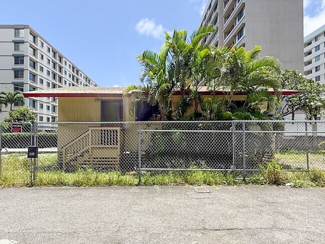 Building Photo - Charming 3-Bedroom Home with Massive Yard in Urban Honolulu!