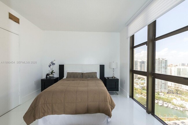 Building Photo - 16275 Collins Ave