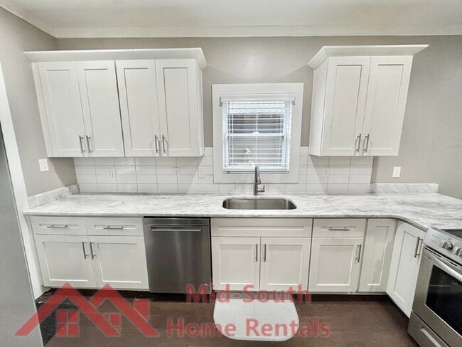 Building Photo - 1046 Tanglewood St