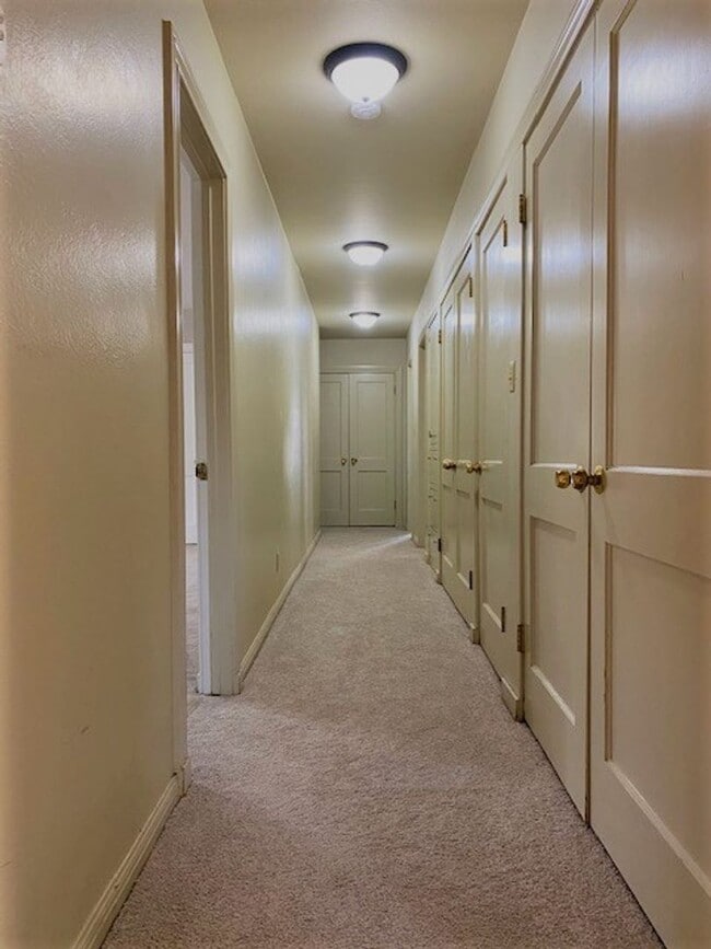 Building Photo - Large Three Bedroom Home