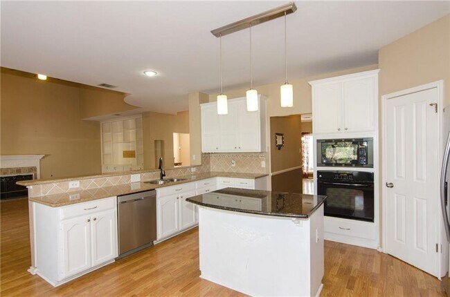 Building Photo - 4004 Halfway Cove