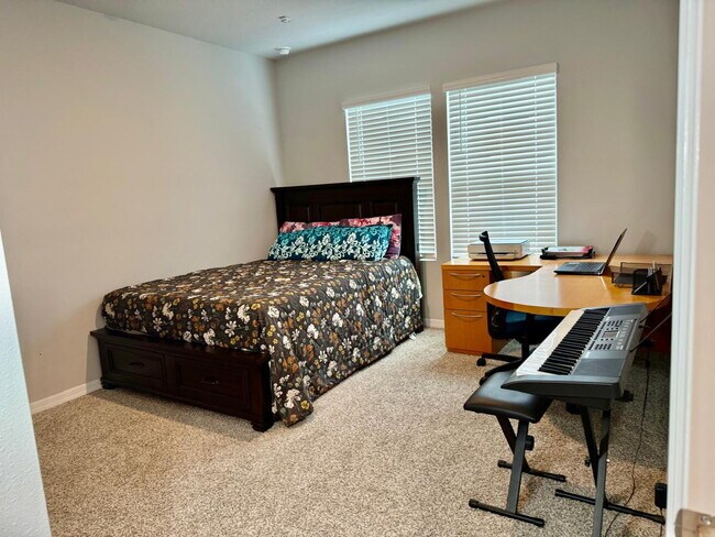 Building Photo - Spacious 4-Bedroom Corner Townhome with Loft & Lake Views in Ocoee