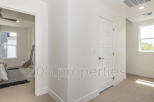 Building Photo - 486 E Violets Cv Ln