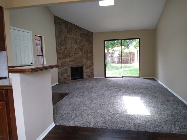 Building Photo - Charming 2 Bedroom 2 Bath w/ Large Yard, 1 Car Garage and Central Air/Heat