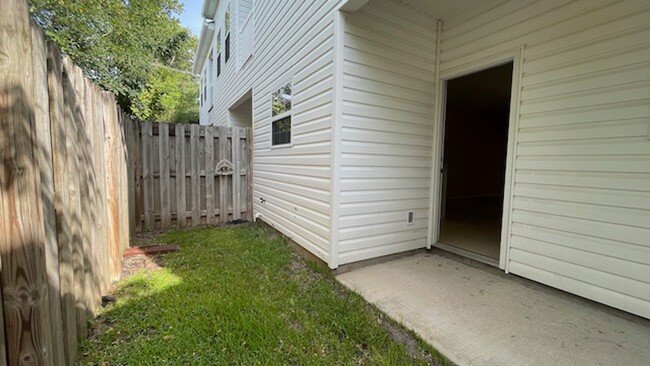 Building Photo - 2 Bedroom, 2.5 Bathrooms Townhome in the H...