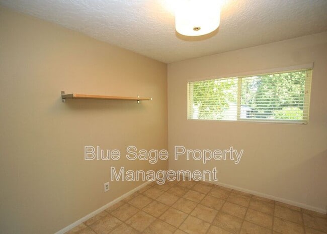 Building Photo - 131 Leslie Ln