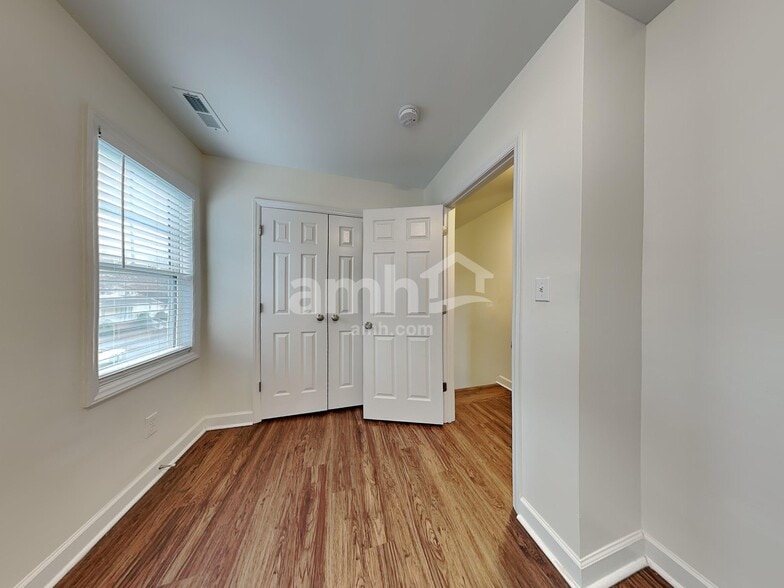 Building Photo - 581 Lakeside Valley Dr